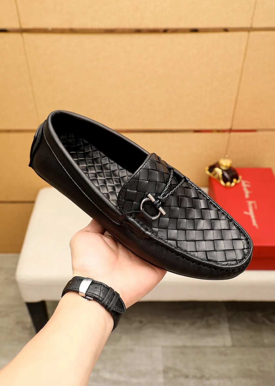 Men's shoes 💰360 💐 Product trademark: Ferragamo "Ferragamo" bean shoes Regular size: 38-44 (45.46🉑️customized) Product materials: Selected imported woven cowhide upper + classic hardware buckle, imported pig leather lining. Strong three-dimensional visual effect, original outsole color: 1⃣️color optional